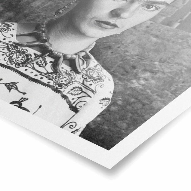 Poster in bianco e nero Ritratto fotografico di Frida Kahlo davanti a un cactus