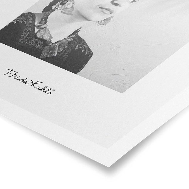 Poster in bianco e nero Ritratto di Frida Kahlo con gioielli