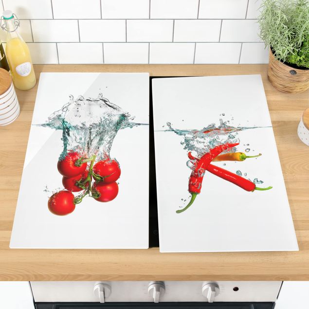 Coprifornelli con frutta e verdura Pomodori e peperoncini in acqua