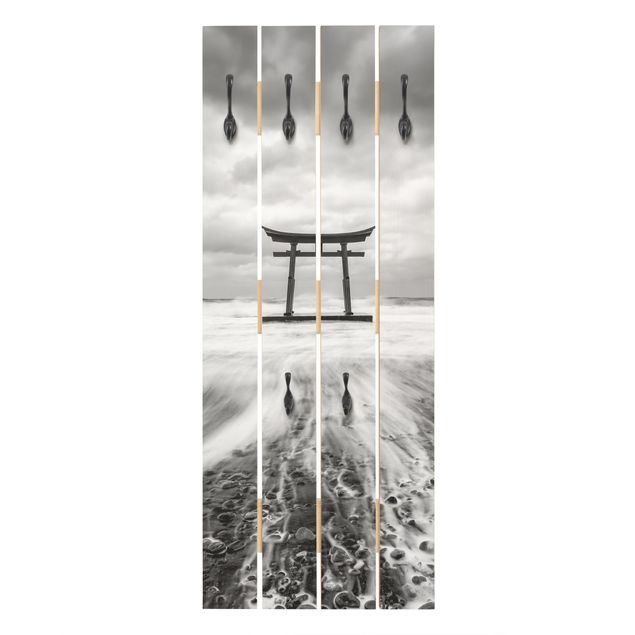 Appendiabiti da parete con pannello Torii giapponese nell'oceano
