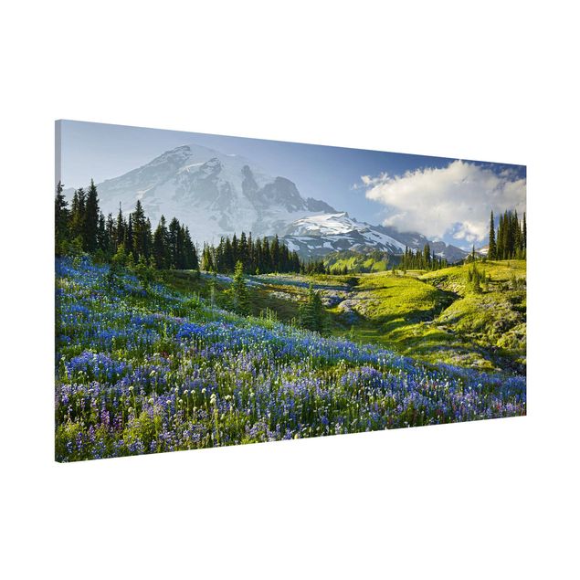 Quadri con paesaggio Prato di montagna con fiori blu davanti al monte Rainier