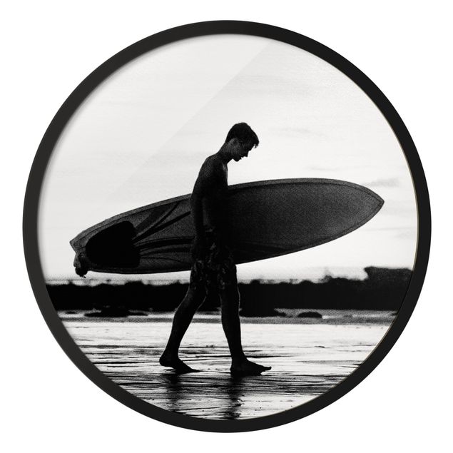 Quadri con cornice in bianco e nero Ragazzo surfista in ombra di profilo
