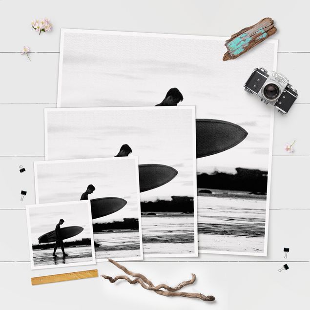 Poster in bianco e nero Ragazzo surfista in ombra di profilo