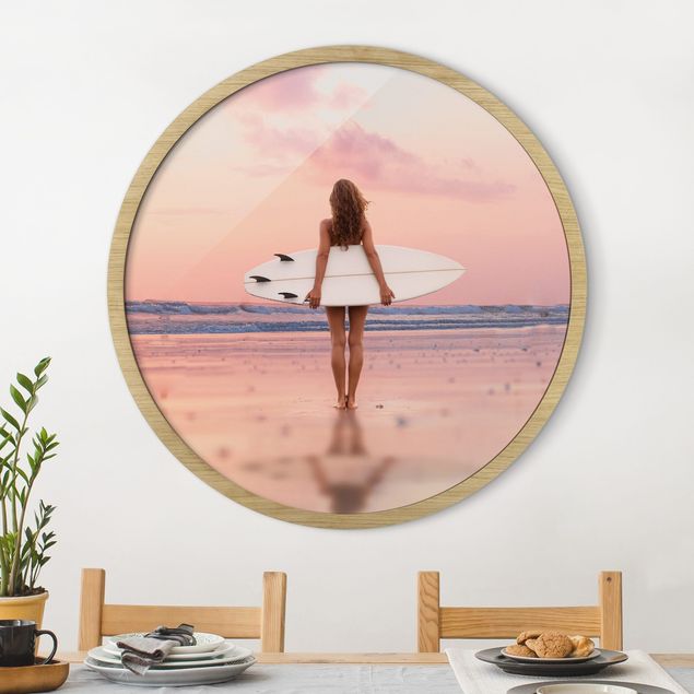 Quadri con cornice con spiaggia Ragazza surfista con tavola al tramonto