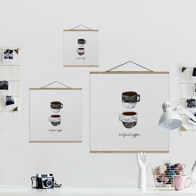 Foto su tessuto da parete con bastone - Citazioni tazze But First Coffee - Quadrato 1:1