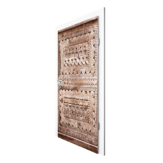 Carta parati effetto legno Vecchia porta marocchina in legno ornata a Essaouria