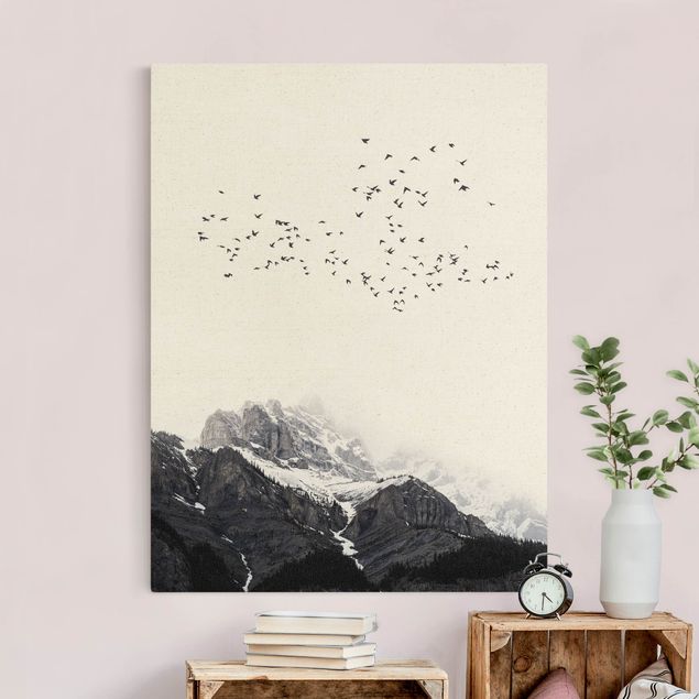 Quadri su tela con montagne Stormo di uccelli di fronte alle montagne in bianco e nero