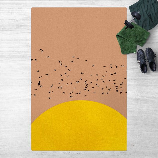 Tappeti con motivi naturali Stormo di uccelli di fronte al sole giallo