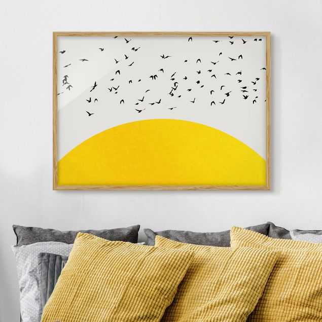 Quadro paesaggio Stormo di uccelli di fronte al sole giallo