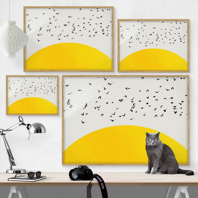 Quadri gialli Stormo di uccelli di fronte al sole giallo